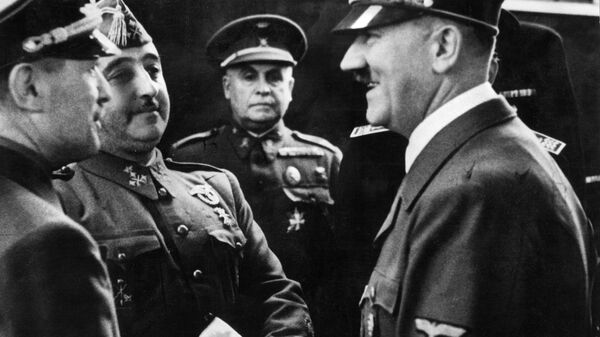 Nazi leader German Chancellor Adolf Hitler (R) shakes hands with Spanish Generalissimo Francisco Franco at Hendaye train station on the French-Spanish border 23 October 1940. - Sputnik International