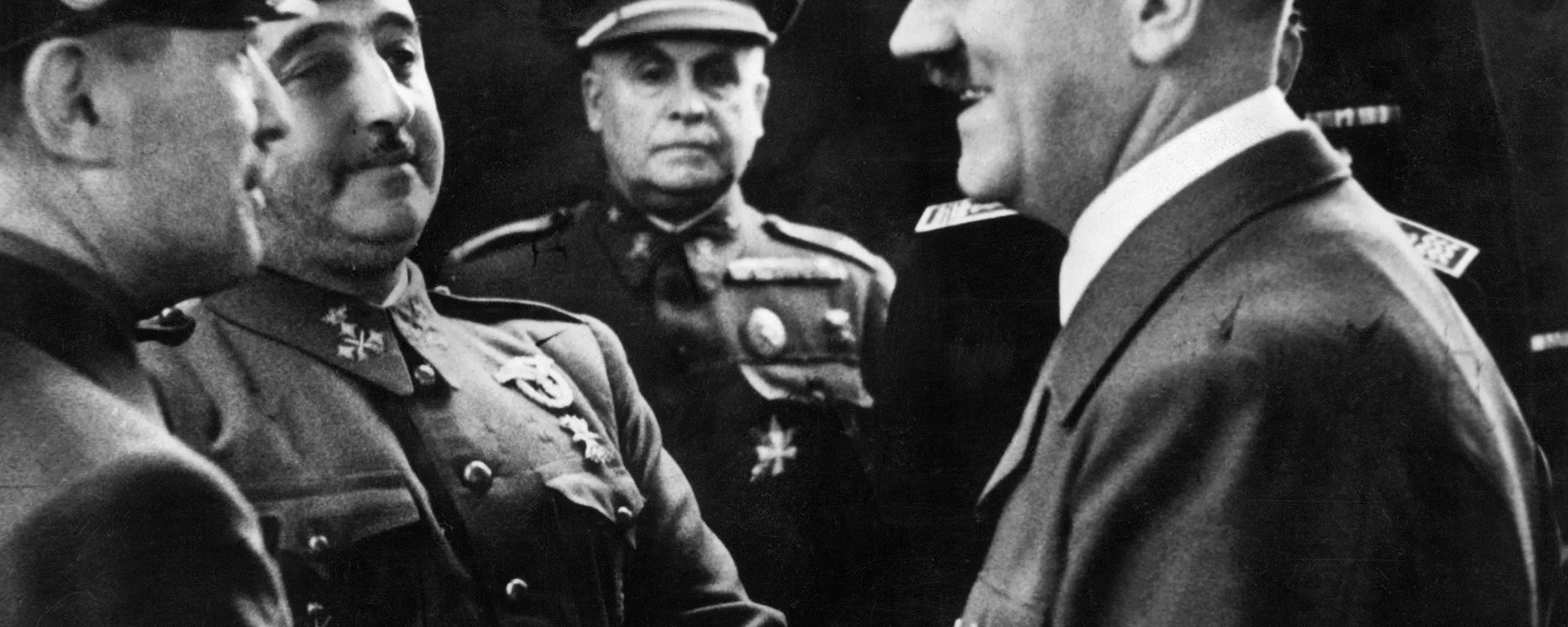 Nazi leader German Chancellor Adolf Hitler (R) shakes hands with Spanish Generalissimo Francisco Franco at Hendaye train station on the French-Spanish border 23 October 1940. - Sputnik International, 1920, 06.11.2015