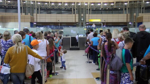 Tourists queue at a security check in the airport in Egypt's Red Sea resort of Sharm El-Sheikh on November 5, 2015 - Sputnik International