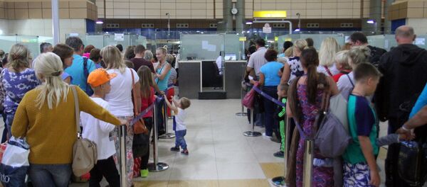 Tourists queue at a security check in the airport in Egypt's Red Sea resort of Sharm El-Sheikh on November 5, 2015 Tourists queue at a security check in the airport in Egypt's Red Sea resort of Sharm El-Sheikh on November 5, 2015 - Sputnik International