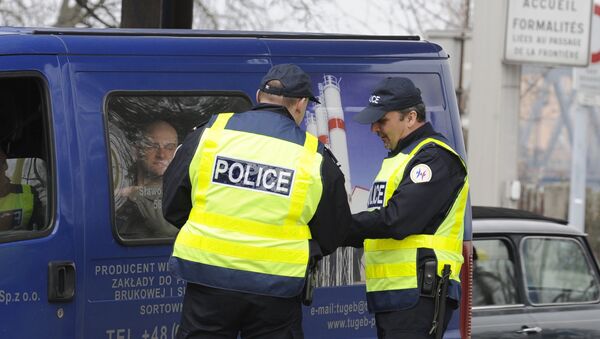 French police officers control cardrivers at the borderstation in Strasbourg, France, on Sunday, March 22, 2009. Till the OTAN - summit German and French border controls will take place. - Sputnik International