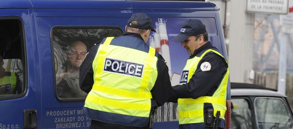 French police officers control cardrivers at the borderstation in Strasbourg, France, on Sunday, March 22, 2009. Till the OTAN - summit German and French border controls will take place. French police officers control cardrivers at the borderstation in Strasbourg, France, on Sunday, March 22, 2009. Till the OTAN - summit German and French border controls will take place. - Sputnik International