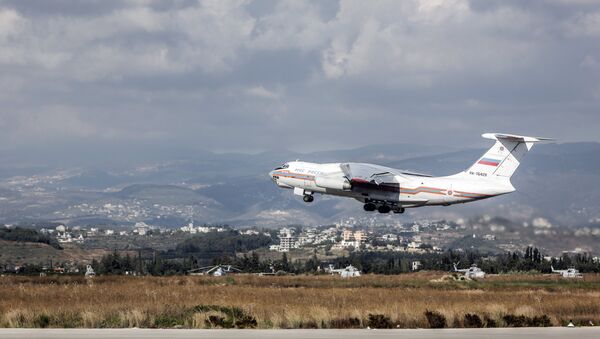 An Il-76 plane of the Russian Emergency Situations Ministry with Russian residents onboard taking off from Latakia - Sputnik International