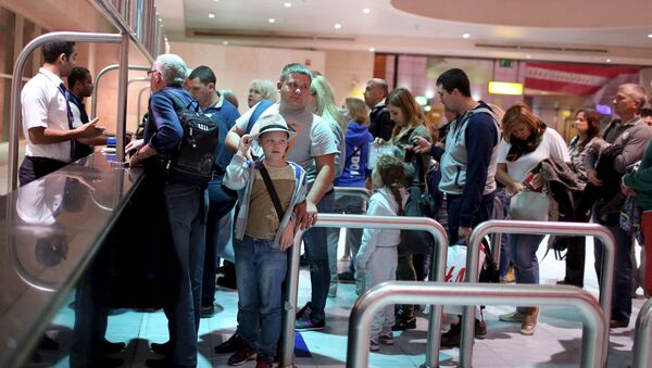Russian tourists arrive to start their vacations at the airport of the Red Sea resort of Sharm el-Sheikh, Egypt November 6, 2015 - Sputnik International