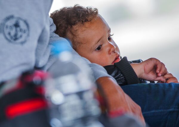 A refugee child waits for a ferry to Sweden at the harbor in Rostock, northeastern Germany, Monday, Sept. 14, 2015. A refugee child waits for a ferry to Sweden at the harbor in Rostock, northeastern Germany, Monday, Sept. 14, 2015. - Sputnik International
