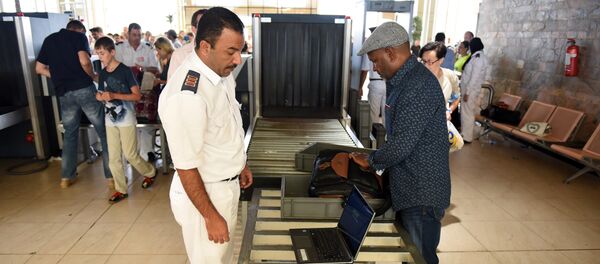 Egyptian airport security check passenger's luggage as they pass through security in Egypt's Red Sea resort of Sharm El-Sheikh on November 6, 2015 - Sputnik International