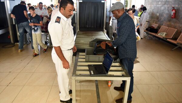 Egyptian airport security check passenger's luggage as they pass through security in Egypt's Red Sea resort of Sharm El-Sheikh on November 6, 2015 - Sputnik International