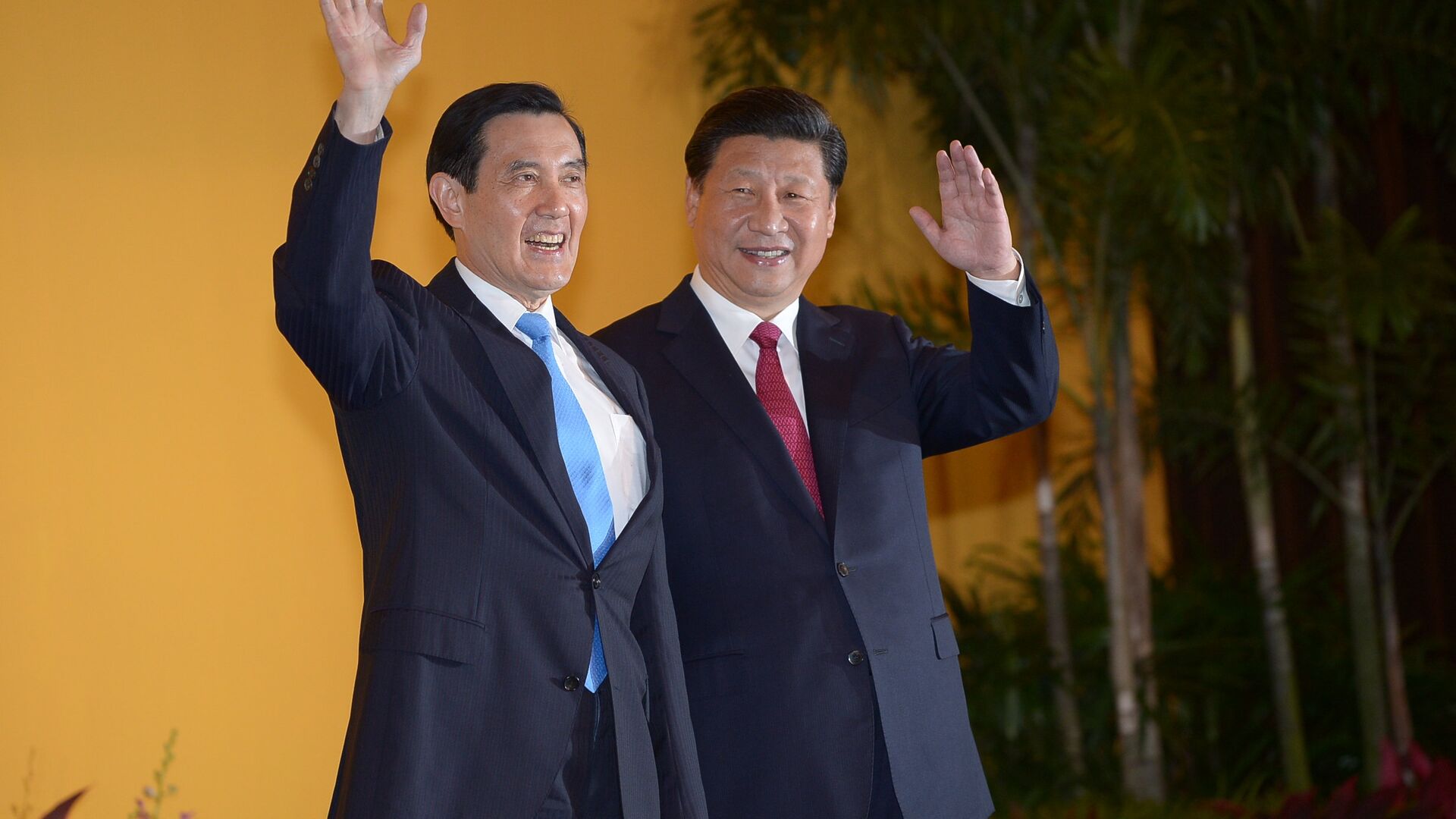 Chinese President Xi Jinping and Taiwan President Ma Ying-jeou wave to journalists before their meeting at Shangrila hotel in Singapore on November 7, 2015 - Sputnik International, 1920, 27.03.2023