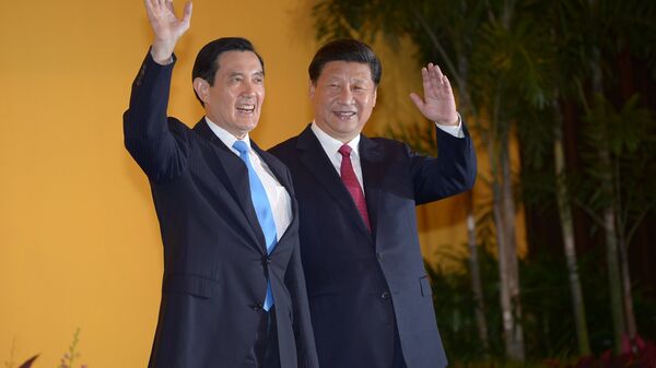Chinese President Xi Jinping and Taiwan President Ma Ying-jeou wave to journalists before their meeting at Shangrila hotel in Singapore on November 7, 2015 - Sputnik International