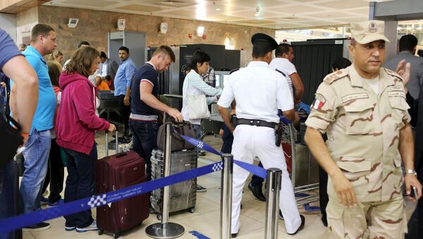 An Egyptian army soldier is seen as Russian passengers, who just finished their holidays, leave at the airport of the Red Sea resort of Sharm el-Sheikh, November 6, 2015 - Sputnik International