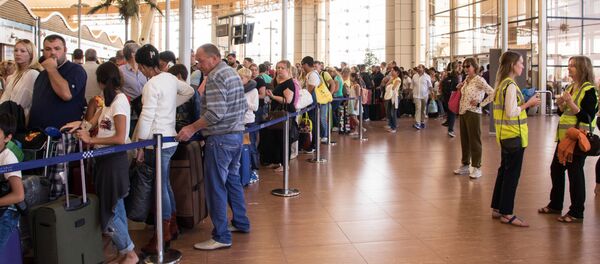 Tourists line up for luggage screening at the airport of Sharm el-Sheikh, Egypt, on Saturday, Nov. 7, 2015 Tourists line up for luggage screening at the airport of Sharm el-Sheikh, Egypt, on Saturday, Nov. 7, 2015 - Sputnik International