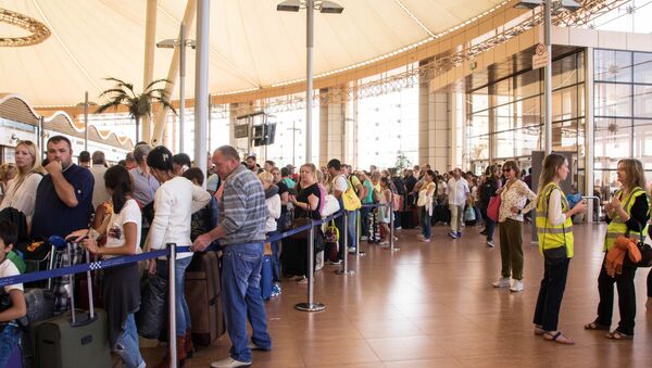 Tourists line up for luggage screening at the airport of Sharm el-Sheikh, Egypt, on Saturday, Nov. 7, 2015 - Sputnik International