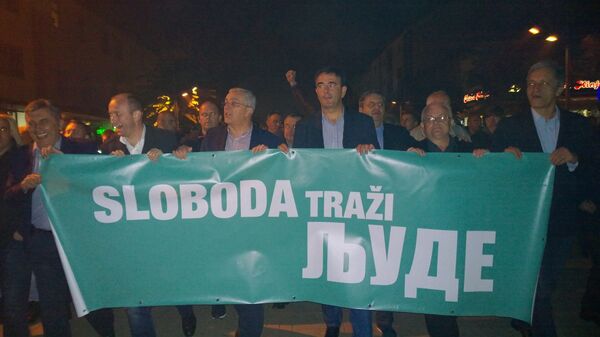 The Opposition leaders are carrying a big banner reading “Freedom Calling Me!” - Sputnik International