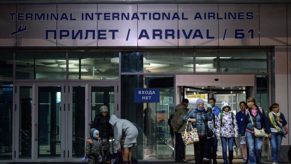Passengers from Hurghada, Egypt and their friends who came to welcome them leave the arrivals area at Tolmachevo airport, Novosibirsk - Sputnik International