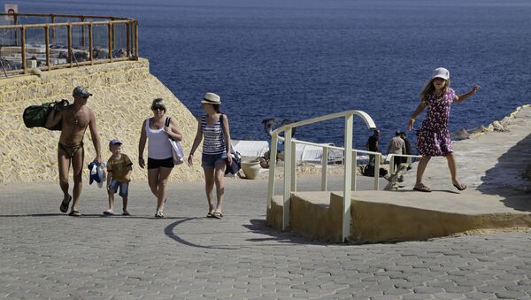 Tourists leave the beach at a resort where many stranded tourists are waiting for evacuation, in Sharm el-Sheikh, south Sinai, Egypt, Saturday, Nov. 7, 2015 - Sputnik International
