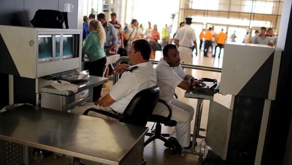 Security officers check passengers' belongings at the airport of the Red Sea resort of Sharm el-Sheikh, November 6, 2015 - Sputnik International