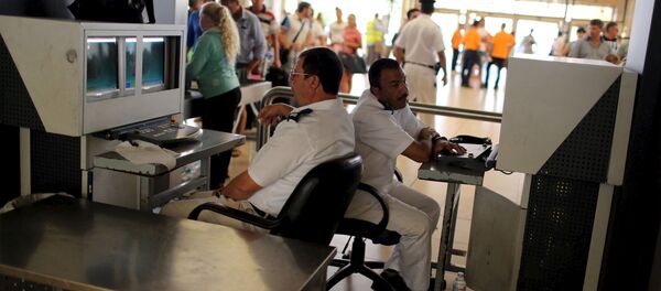 Security officers check passengers' belongings at the airport of the Red Sea resort of Sharm el-Sheikh, November 6, 2015 Security officers check passengers' belongings at the airport of the Red Sea resort of Sharm el-Sheikh, November 6, 2015 - Sputnik International