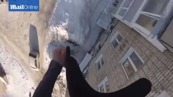 Russian daredevil jumps off 50ft-high building - Sputnik International