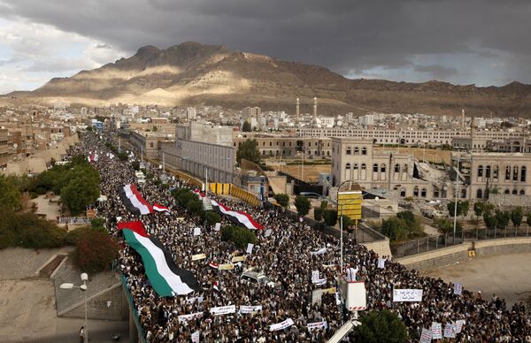 Houthi followers take part in a rally denouncing the Saudi-led air strikes in Yemen's capital Sanaa November 6, 2015. Houthi followers take part in a rally denouncing the Saudi-led air strikes in Yemen's capital Sanaa November 6, 2015. - Sputnik International
