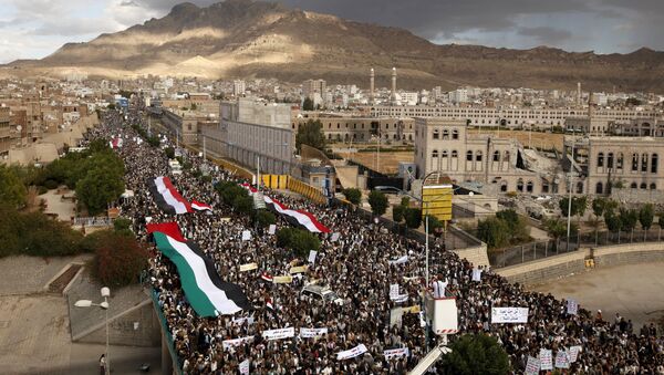 Houthi followers take part in a rally denouncing the Saudi-led air strikes in Yemen's capital Sanaa November 6, 2015 - Sputnik International