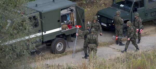 Soldiers stand next to a van near railway tracks between Walbrzych and Wroclaw, on September 28, 2015 as they prepare to search for a rumoured World War II 'gold train' - Sputnik International