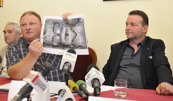 Andreas Richter (R) and Piotr Koper (L) present a ground-penetrating radar image representing according to them a World War II Nazi train during a press conference on September 18, 2015 in Struga near Walbrzych, Poland - Sputnik International