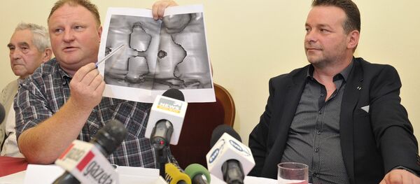 Andreas Richter (R) and Piotr Koper (L) present a ground-penetrating radar image representing according to them a World War II Nazi train during a press conference on September 18, 2015 in Struga near Walbrzych, Poland Andreas Richter (R) and Piotr Koper (L) present a ground-penetrating radar image representing according to them a World War II Nazi train during a press conference on September 18, 2015 in Struga near Walbrzych, Poland - Sputnik International