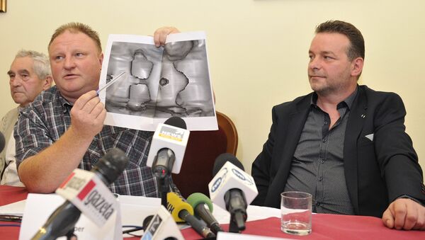 Andreas Richter (R) and Piotr Koper (L) present a ground-penetrating radar image representing according to them a World War II Nazi train during a press conference on September 18, 2015 in Struga near Walbrzych, Poland - Sputnik International
