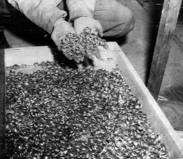 Thousands of wedding rings were found by 1st U.S. Army in a cave adjoining the Buchenwald concentration camp, near Weimar, Germany, May 1945 - Sputnik International