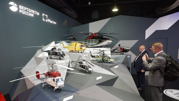 Visitors at the Russian Helicopters stand at the MAKS-2015 air show in Zhukovsky in the Moscow Region - Sputnik International