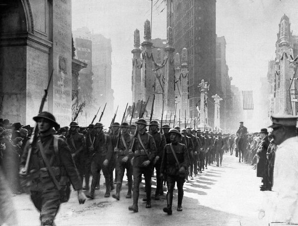 Soldiers returned to the U.S. from France after the Great War march in a homecoming parade in Madison Square, New York City, 1918 Soldiers returned to the U.S. from France after the Great War march in a homecoming parade in Madison Square, New York City, 1918 - Sputnik International