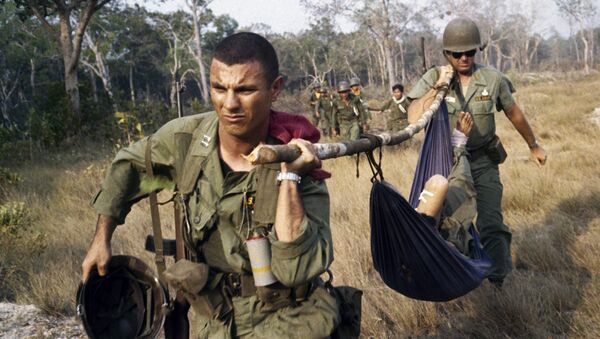 U. S. soldier giving first aid to the wounded in Vietnam in 1968 - Sputnik International