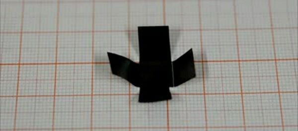 A plus sign–shaped piece of graphene paper can fold into a box when researchers hit it with light A plus sign–shaped piece of graphene paper can fold into a box when researchers hit it with light - Sputnik International