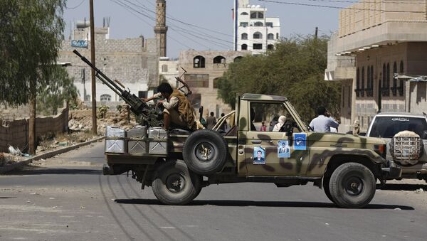 Houthi Shiite rebel mans a machine gun mounted on a military truck in Sanaa, Yemen, Monday, Oct. 20, 2014 - Sputnik International