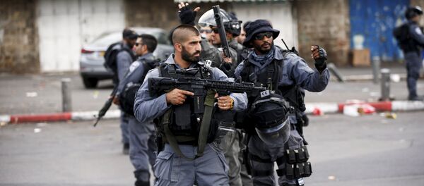 Israeli policemen secure the area where a Palestinian stabbed two Israeli Jews before he was shot dead outside Jerusalem's Old City - Sputnik International