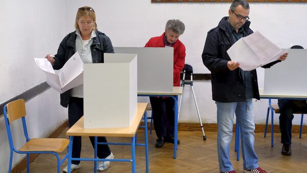 People look at ballot papers before casting a vote at a polling station during parliamentary election in Zagreb, Croatia, November 8, 2015. - Sputnik International