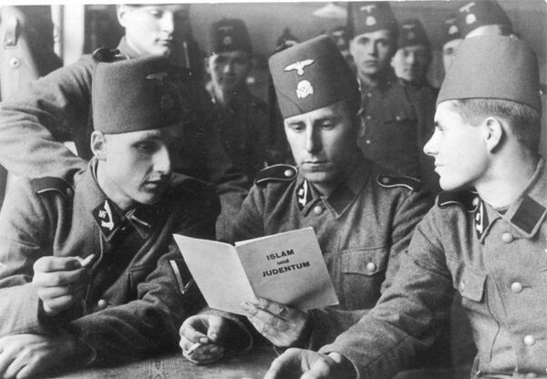 Muslim soldiers of the Handschar Waffen SS reading a pamphlet written by Grand Mufti of Jerusalem, Haj Amin al-Husseini titled 'Islam and Judaism.' Muslim soldiers of the Handschar Waffen SS reading a pamphlet written by Grand Mufti of Jerusalem, Haj Amin al-Husseini titled 'Islam and Judaism.' - Sputnik International