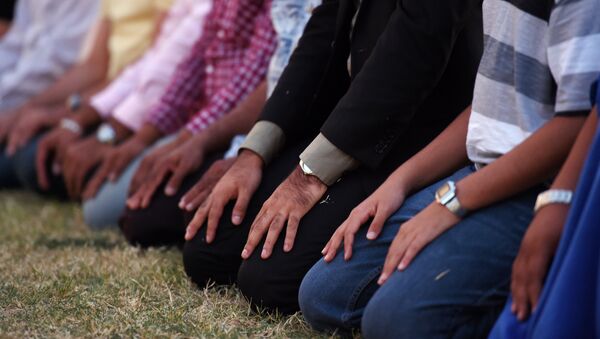 Muslim men kneel to pray - Sputnik International