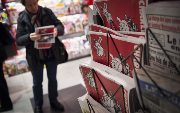 A man holds the latest edition of French satirical weekly newspaper Charlie Hebdo at a train station in Paris on February 25, 2015 - Sputnik International