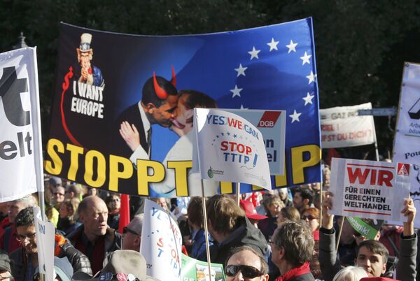 Consumer rights activists take part in a march to protest against the Transatlantic Trade and Investment Partnership (TTIP), mass husbandry and genetic engineering, in Berlin, Germany, October 10, 2015 Consumer rights activists take part in a march to protest against the Transatlantic Trade and Investment Partnership (TTIP), mass husbandry and genetic engineering, in Berlin, Germany, October 10, 2015 - Sputnik International
