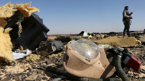 A debris from a Russian airliner is seen at its crash site at the Hassana area in Arish city, north Egypt, November 1, 2015 - Sputnik International
