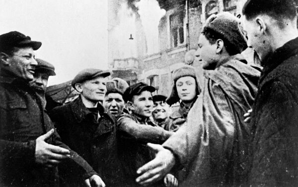 Czestochowa (Poland) residents meet Soviet soldiers. January 1945. The Great Patriotic War of 1941-1945 - Sputnik International