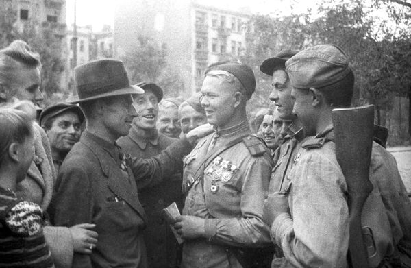 Local residents and Soviet fighters, Lublin. Poland. July 1944. The Great Patriotic War of 1941-1945 - Sputnik International