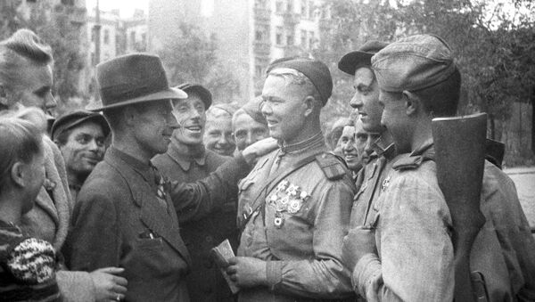 Local residents and Soviet fighters, Lublin. Poland. July 1944. The Great Patriotic War of 1941-1945 - Sputnik International