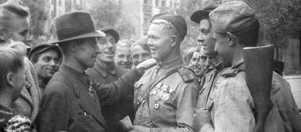 Local residents and Soviet fighters, Lublin. Poland. July 1944. The Great Patriotic War of 1941-1945 Local residents and Soviet fighters, Lublin. Poland. July 1944. The Great Patriotic War of 1941-1945 - Sputnik International