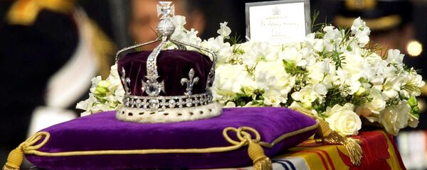 The Koh-i-noor, or mountain of light, diamond, set in the Maltese Cross at the front of the crown made for Britain's late Queen Mother Elizabeth, is seen on her coffin, along with her personal standard, a wreath and a note from her daughter, Queen Elizabeth II, as it is drawn to London's Westminster Hall in this April 5, 2002 file photo. - Sputnik International