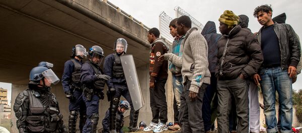 French police officers proceed with operations during the eviction of migrants from a camp site in Calais, northern France, on September 21, 2015 French police officers proceed with operations during the eviction of migrants from a camp site in Calais, northern France, on September 21, 2015 - Sputnik International