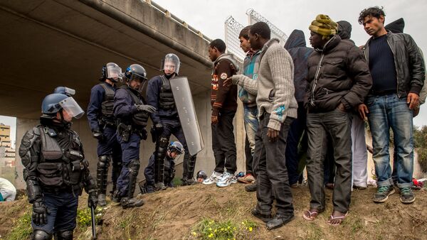 French police officers proceed with operations during the eviction of migrants from a camp site in Calais, northern France, on September 21, 2015 - Sputnik International