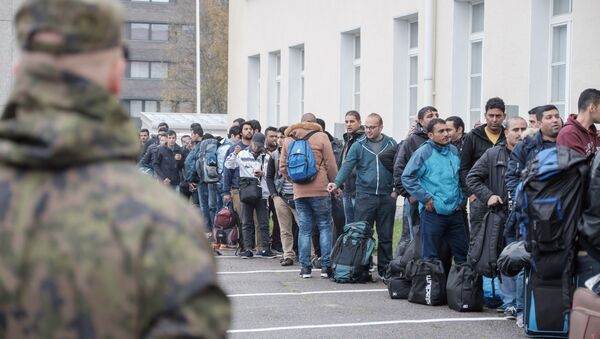 Asylum seekers queue up as they arrive at a refugee reception centre in the northern town of Tornio, Finland, on Friday Sept. 25, 2015 - Sputnik International