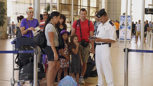 British tourists have their documents checked by Egyptian police as they prepare to be evacuated from Sharm el-Sheikh airport, south Sinai, Egypt, Friday, Nov. 6, 2015 - Sputnik International